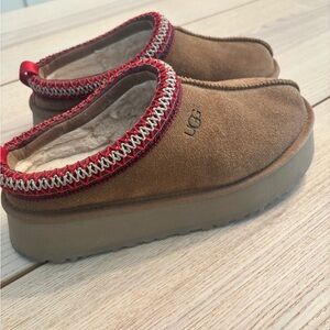 UGG Tazz in Chestnut. Size 7